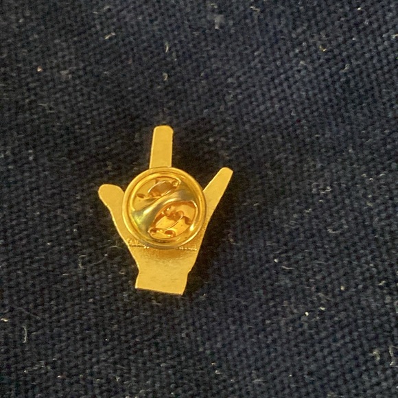 “I love you” in sign language Silver-toned Hand inside a gold-toned hand pin - Picture 2 of 6